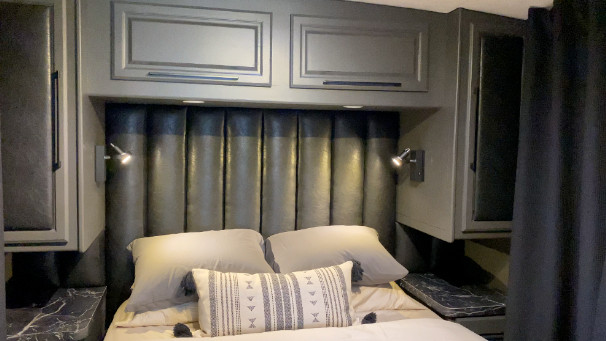 La nouvelle tête de lit dans notre VR avec les vieux miroirs laids recouverts par du cuir végane coussiné pour un look beaucoup plus moderne la nouvelle tête de lit après la transformation